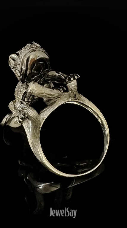 Signature Salamander ring in white gold with natural colored diamonds