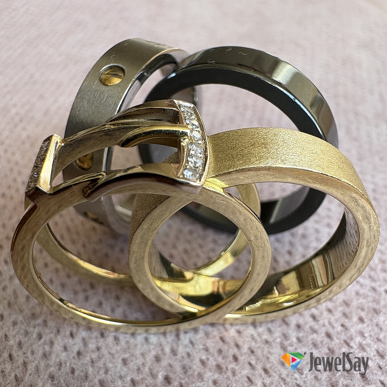 Для хранения золотых колец следует избегать хаотичного скопления украшений в одной шкатулке