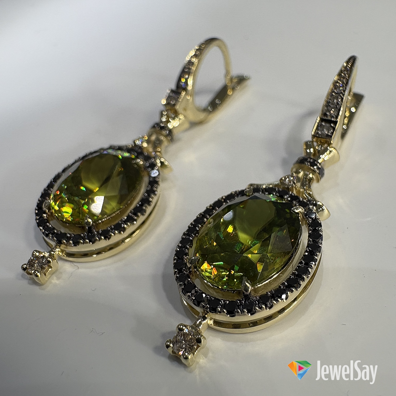 Каждый ювелир JewelSay не просто мастер, а настоящий художник, создающий уникальные произведения искусства Каждый ювелир JewelSay не просто мастер, а настоящий художник, создающий уникальные произведения искусства