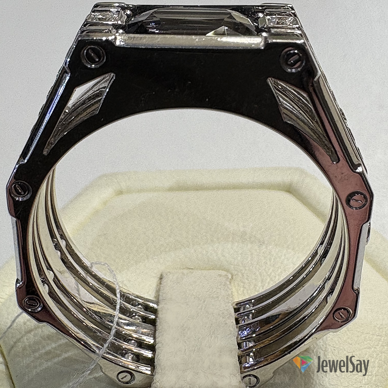 Каждое составное кольцо рождается из мечты, которая затем обретает форму в руках опытных ювелиров Каждое составное кольцо рождается из мечты, которая затем обретает форму в руках опытных ювелиров