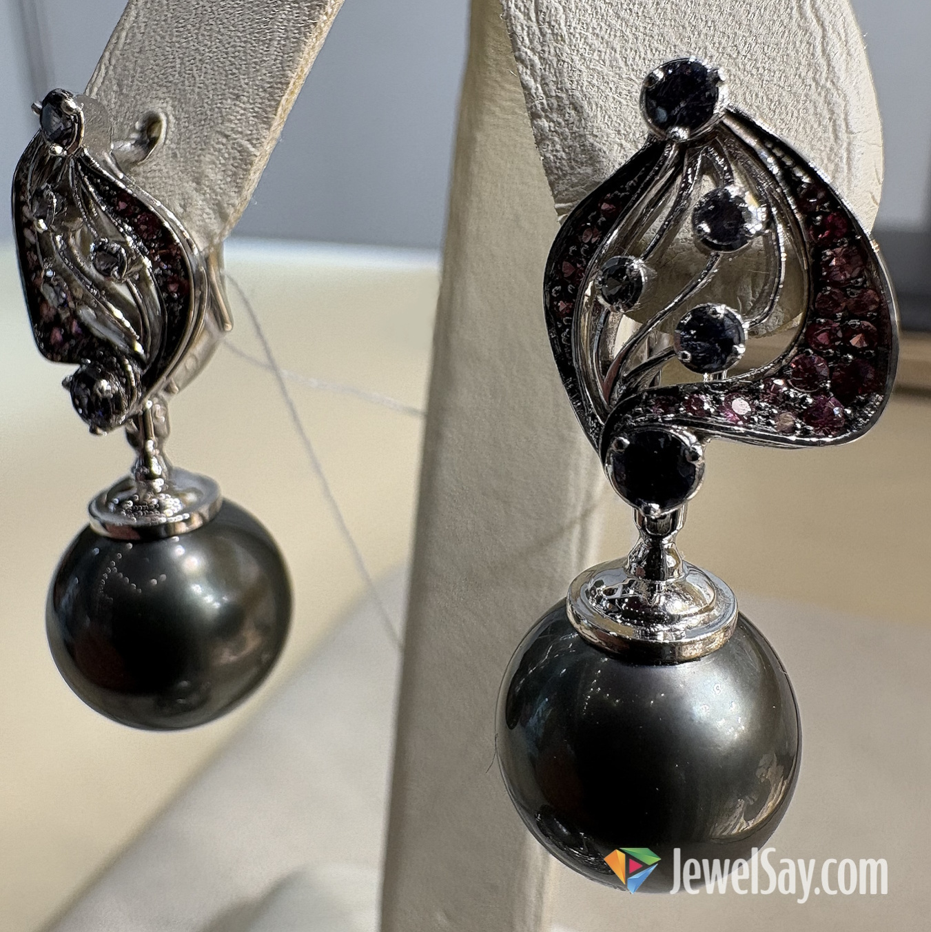 Авторские сережки из белого золота сделают ваш образ эксклюзивным и элегантным