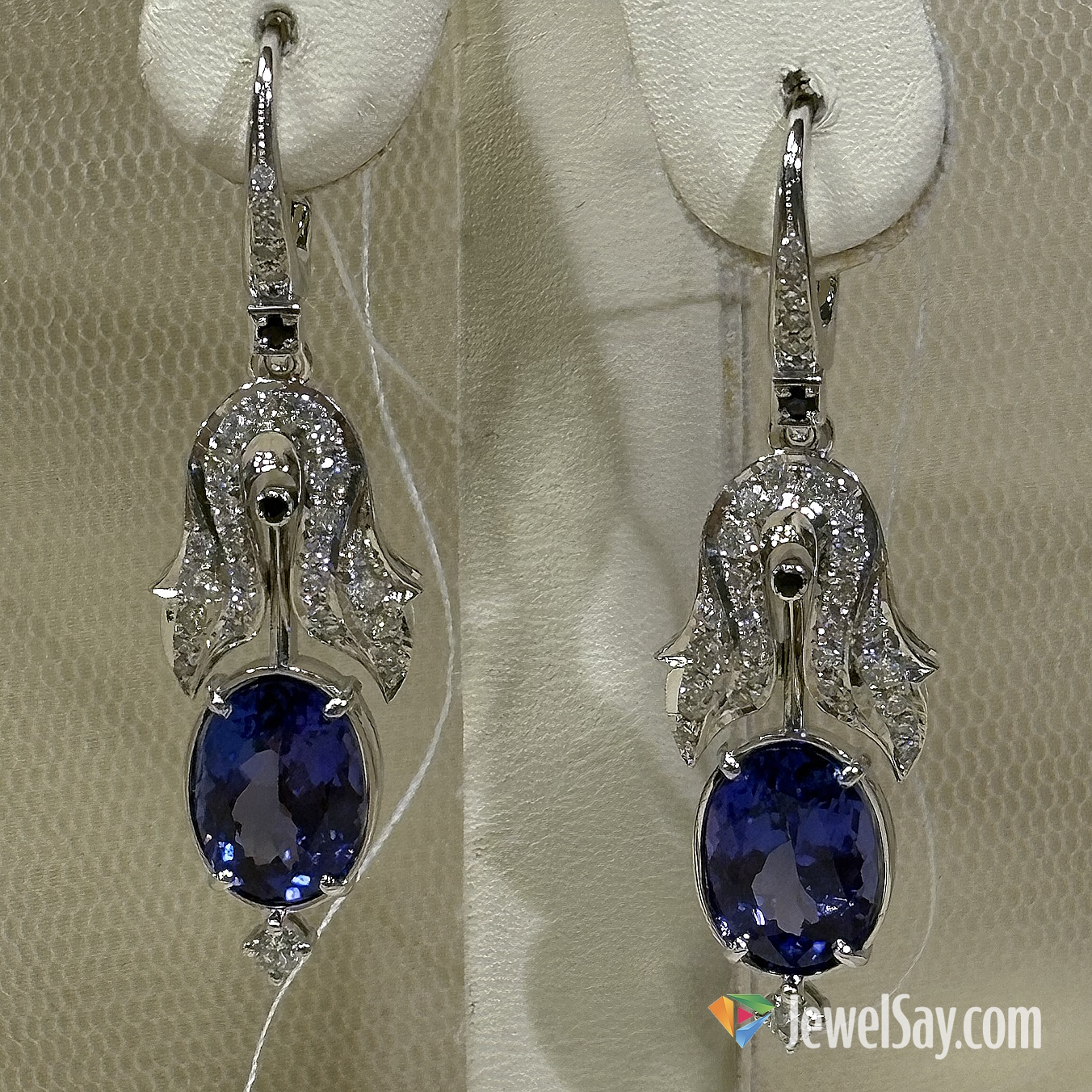 Уникальные серьги из белого золота выглядят особенно презентабельно и роскошно Уникальные серьги из белого золота выглядят особенно презентабельно и роскошно