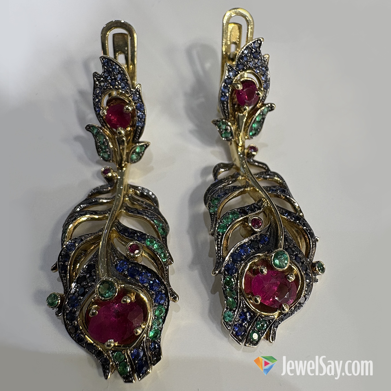 Эксклюзивные сережки с инкрустацией — в таком золотом украшении могут использоваться не только природные рубины, но и другие драгоценные минералы