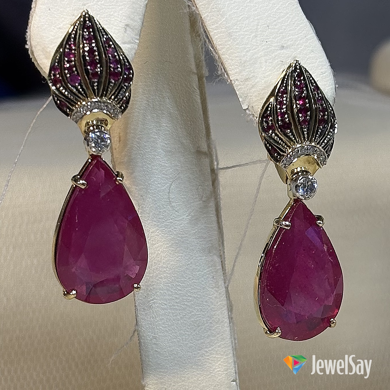 В отличие от украшений массового ассортимента, с дизайнерскими серьгами под заказ Вы можете расставить яркие акценты и подчеркнуть свой неповторимый образ