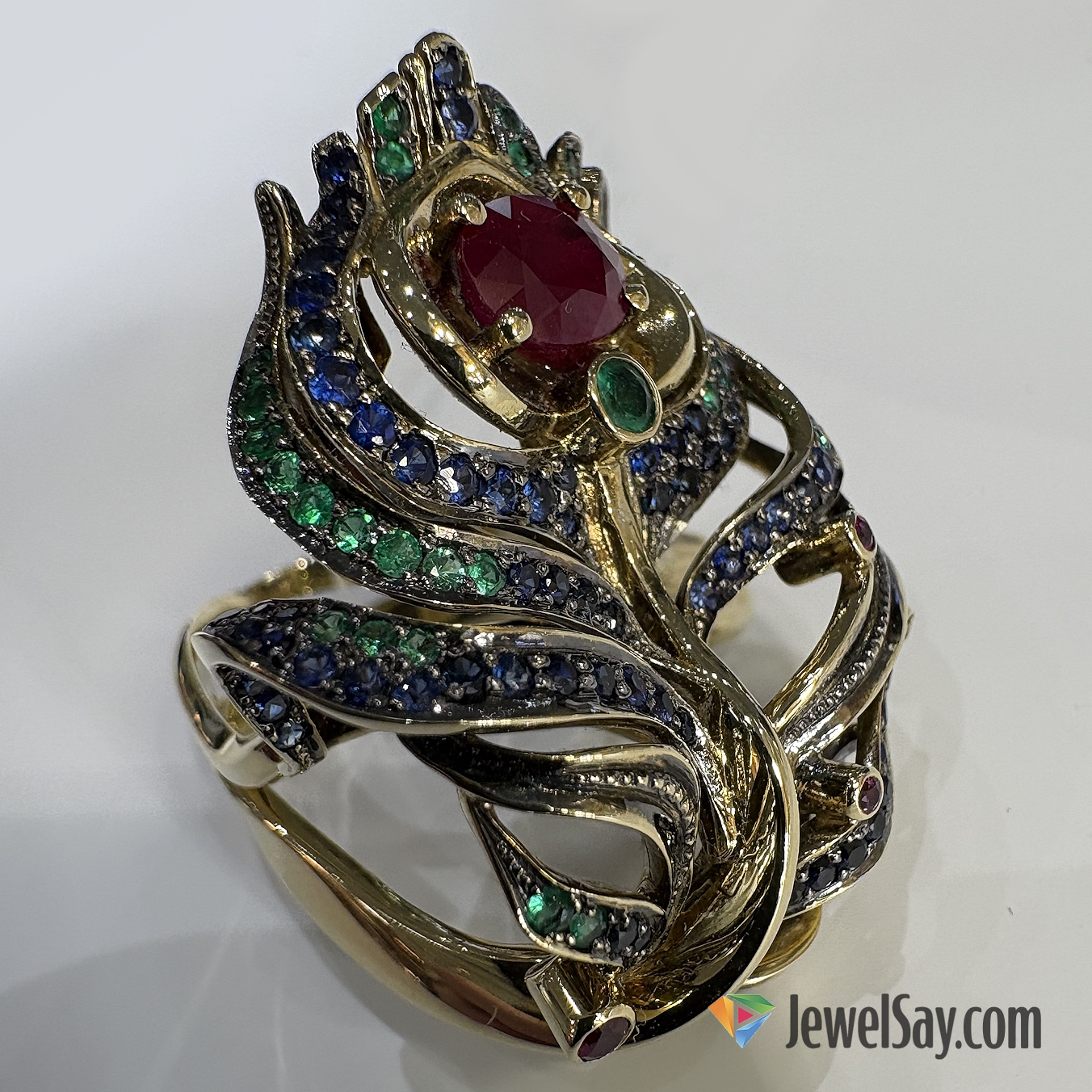 Благодаря богатому опыту ручной работы и передовым технологиям мы делаем на заказ роскошные украшения, среди которых особое место отведено эксклюзивным золотым кольцам с уникальным дизайном