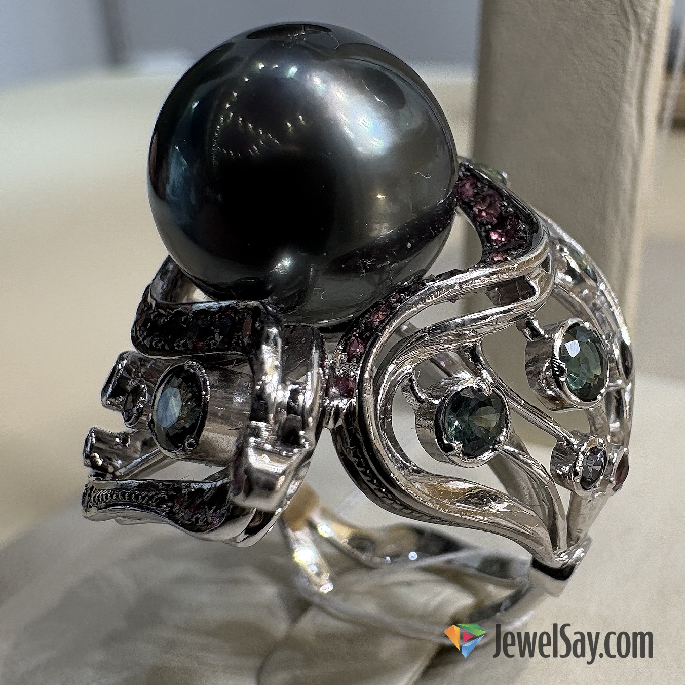 В современном мире, где массовое производство стало нормой, эксклюзивные золотые кольца с природным жемчугом, созданные на заказ, становятся особенно популярными