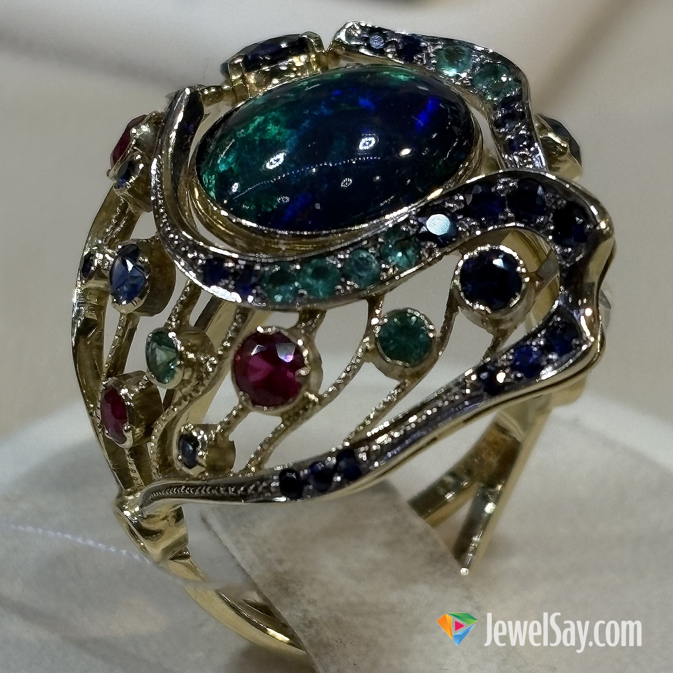 От коктейльных колец с одним крупным драгоценным камнем до цветочных узоров со множеством мелких драгоценных камней — в Jewelsay вы можете купить или заказать аксессуар для вечеринки на любой случай От коктейльных колец с одним крупным драгоценным камнем до цветочных узоров со множеством мелких драгоценных камней — в Jewelsay вы можете купить или заказать аксессуар для вечеринки на любой случай