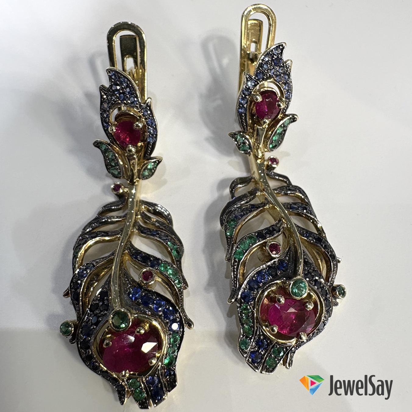 Заказывая эксклюзивное украшение в золоте – вы получаете возможность подчеркнуть свой стиль, создать уникальное произведение ювелирного искусства, которое будет радовать глаз и, возможно, вызывать нежные воспоминания долгие годы