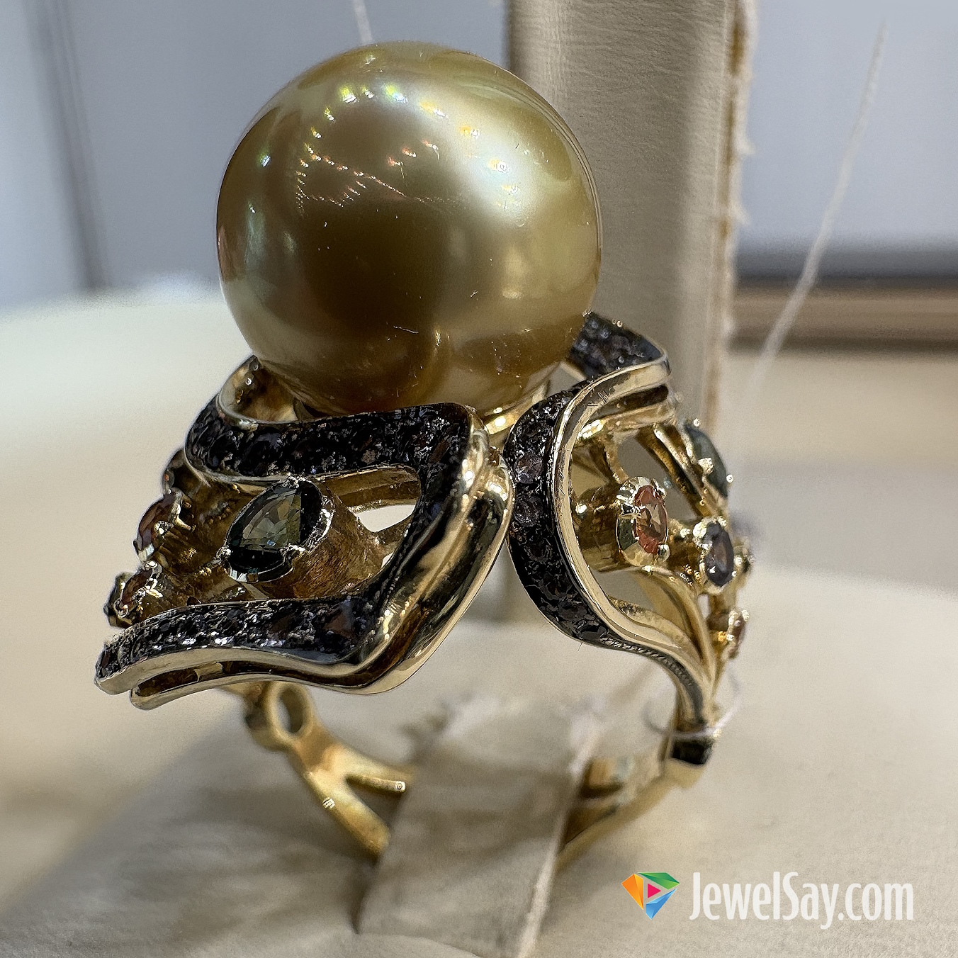 Коктейльные золотые кольца — это массивные кольца, обычно из золота 585 или 750 пробы, которые украшены бриллиантами или другими драгоценными камнями Коктейльные золотые кольца — это массивные кольца, обычно из золота 585 или 750 пробы, которые украшены бриллиантами или другими драгоценными камнями