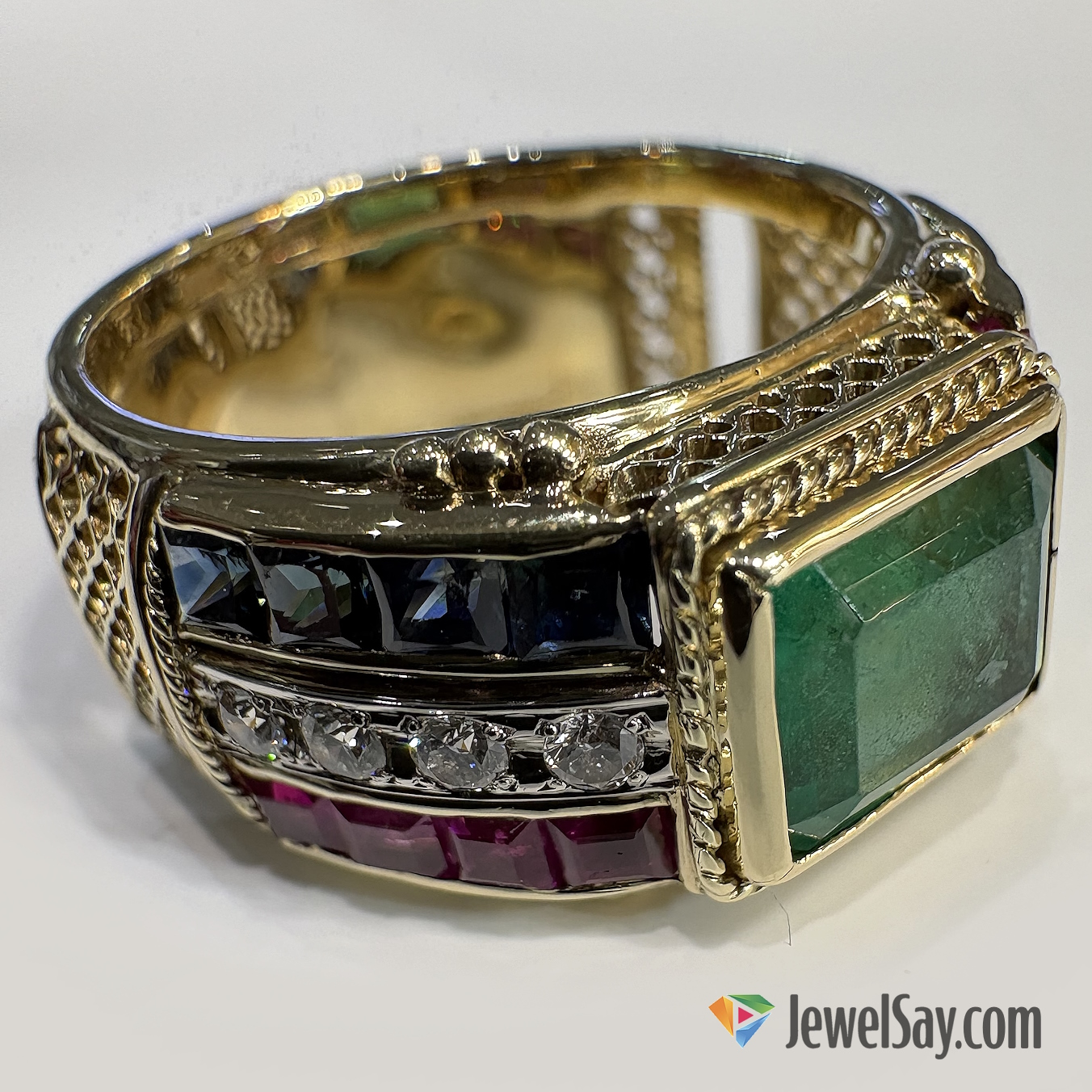 Покупка золотого кольца с натуральным изумрудом и бриллиантами - не рядовое событие