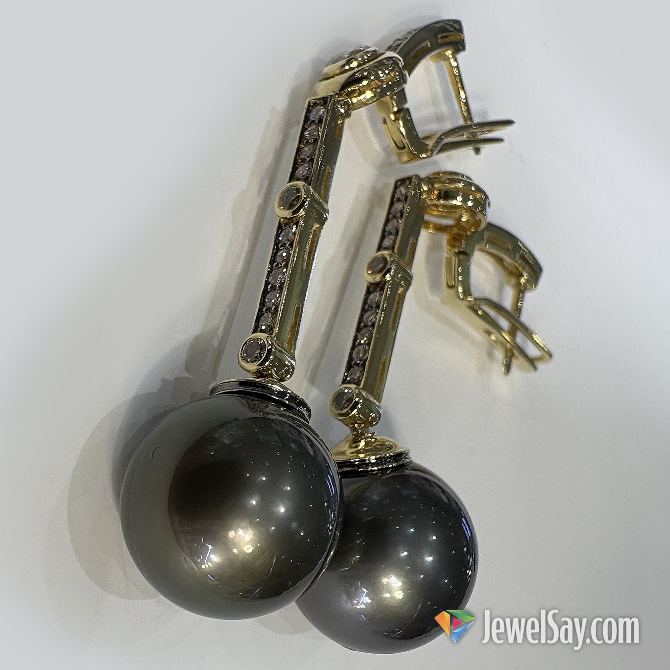 Custom-made jewelry took on a special significance, emphasizing the owner's status and taste Custom-made jewelry took on a special significance, emphasizing the owner's status and taste