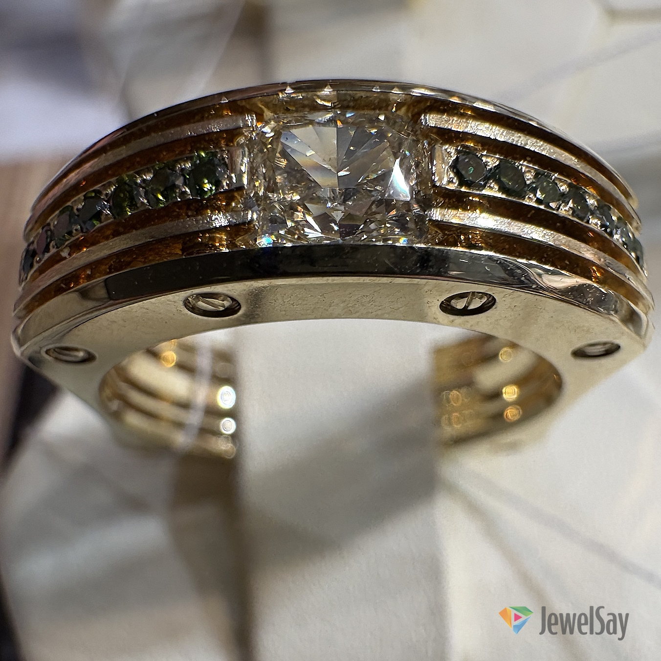 Выбираем идеальное кольцо из золота в подарок