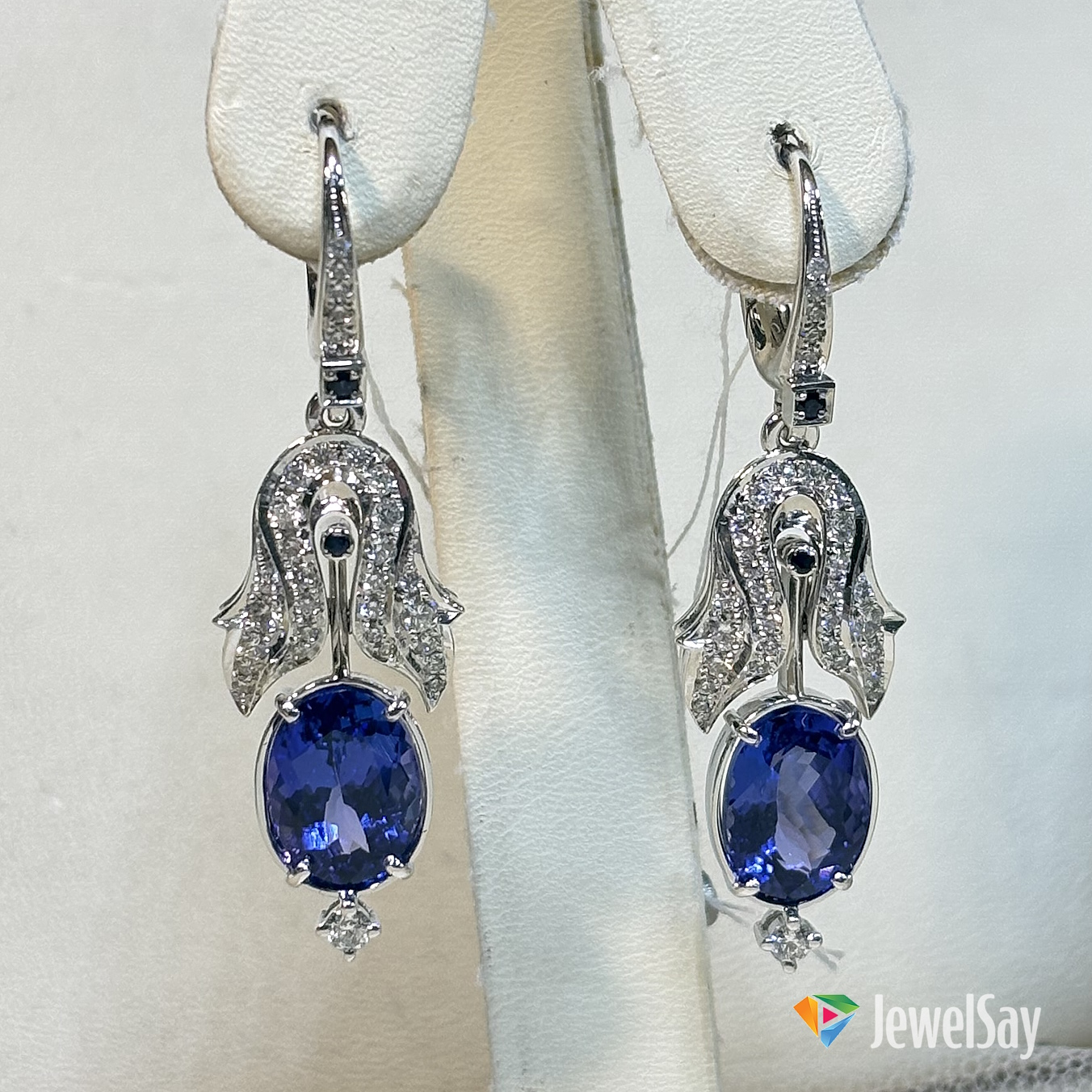 Видеоролики дают возможность увидеть, как ювелирные изделия смотрятся на человеке, как они двигаются, как играют с другими цветами одежды или аксессуарами