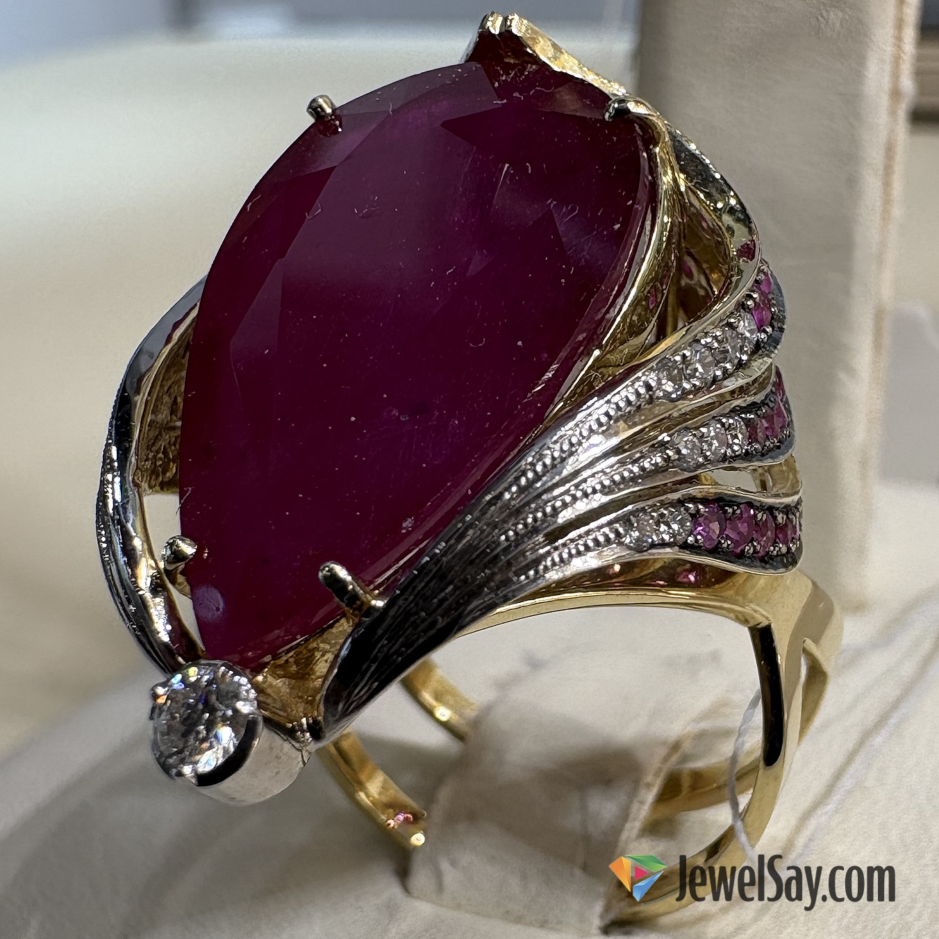 Разнообразие комбинированных золотых колец в продаже впечатляет: от минималистичных до роскошных моделей с инкрустацией