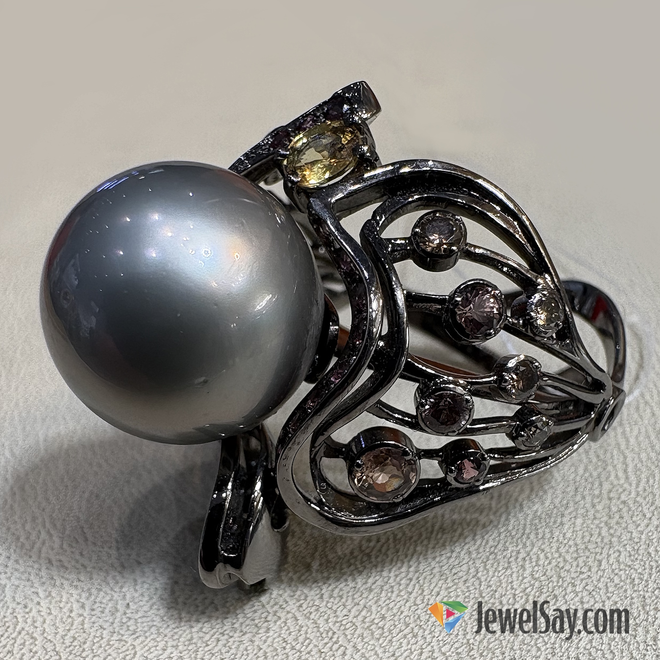 Современные ценители могут подобрать оттенок эксклюзивного украшения, а определяется он разными цветными металлами, с которыми смешивается золото при плавке