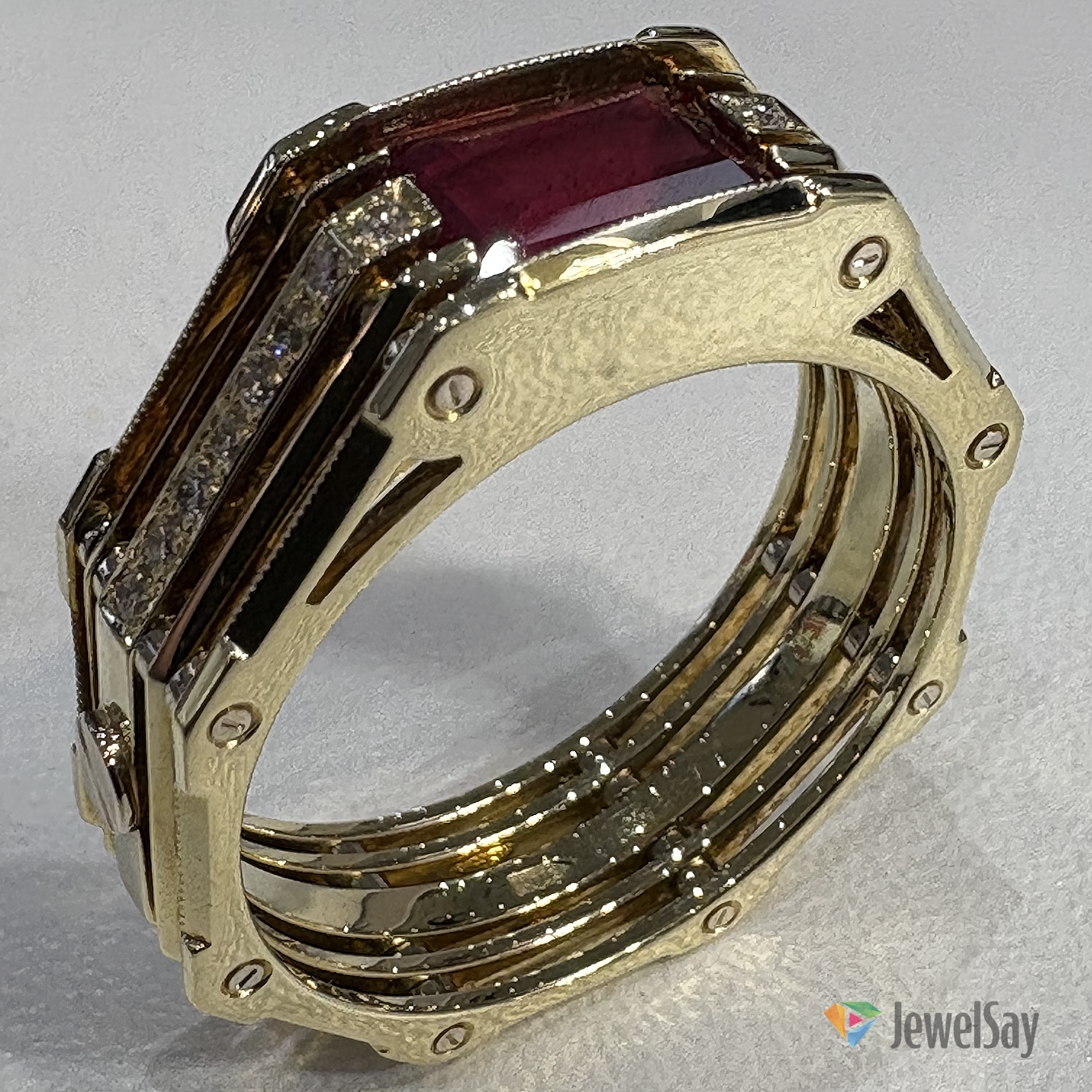 Эксклюзивное золотое кольцо станет ценным и памятным подарком на долгие годы