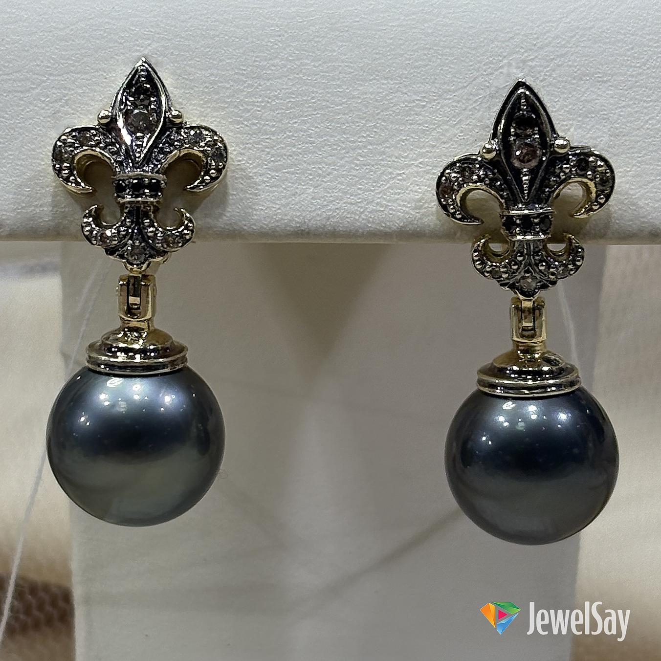 Если Вы хотите заказать серьги на подарок, проконсультируйтесь с нашими экспертами, мы поможем Вам подобрать форму, дизайн и оттенок эксклюзивного украшения