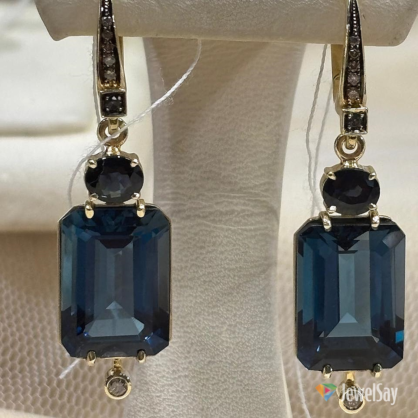 Заказывая уникальные золотые серьги авторской работы, Вы делаете инвестицию в искусство, способное подчеркнуть Ваш статус и индивидуальность Заказывая уникальные золотые серьги авторской работы, Вы делаете инвестицию в искусство, способное подчеркнуть Ваш статус и индивидуальность