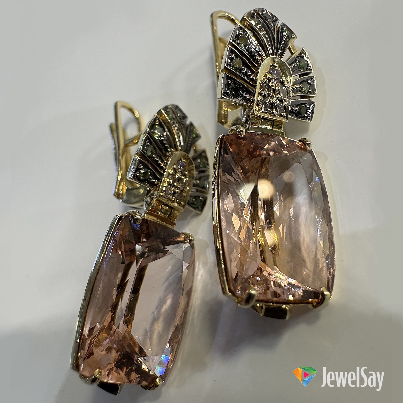 Видео ювелирного украшения позволяет рассмотреть изделие с разных ракурсов