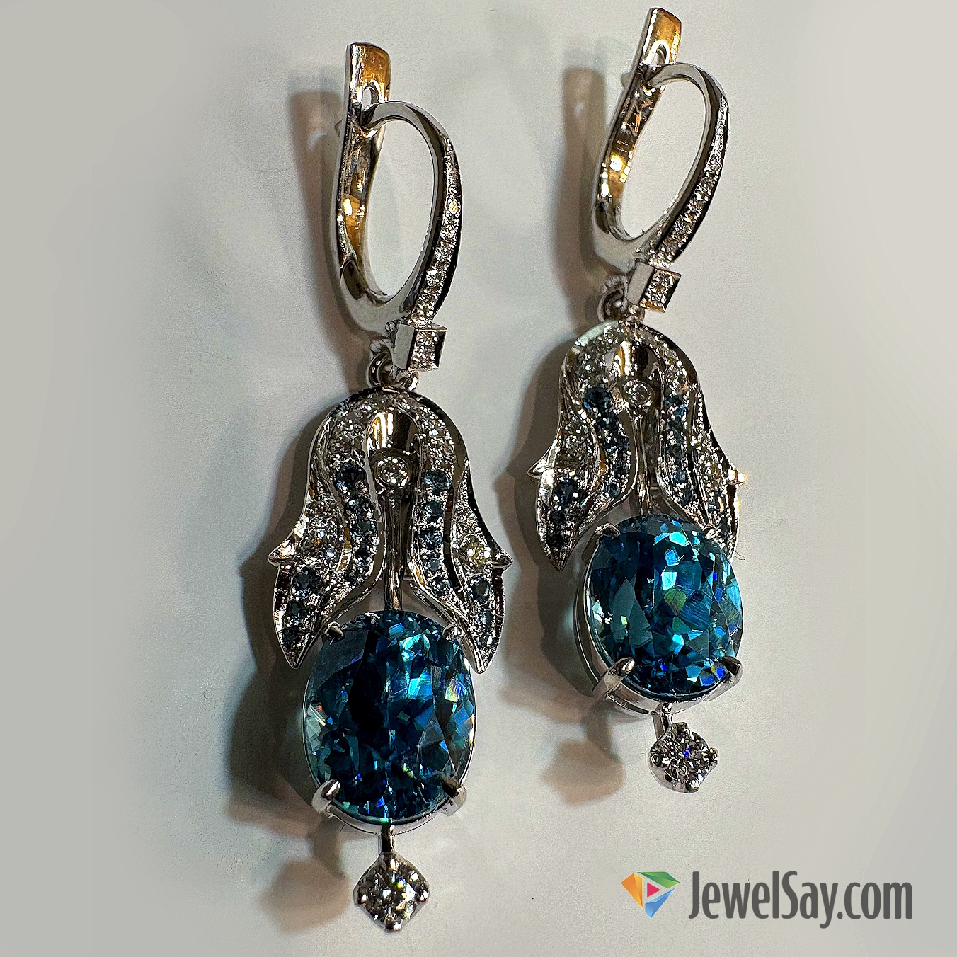 Золотые серьги с несравненным цирконом — это натуральная энергия света, история и высокий стиль, объединённые в одной форме