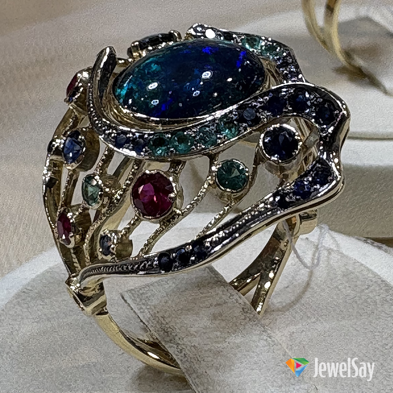 В интернет-магазине JewelSay представлена коллекция эксклюзивных женских колец, способная удовлетворить любой вкус и стиль