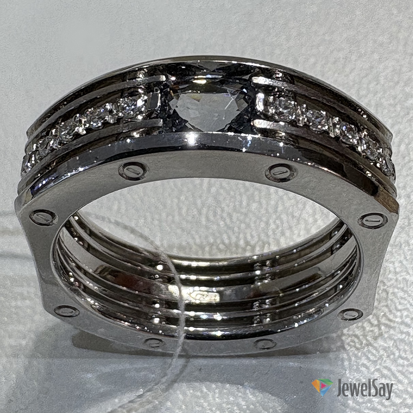 Эксклюзивные авторские золотые кольца – это штучные произведения искусства, выполненные художником-ювелиром по индивидуальному заказу