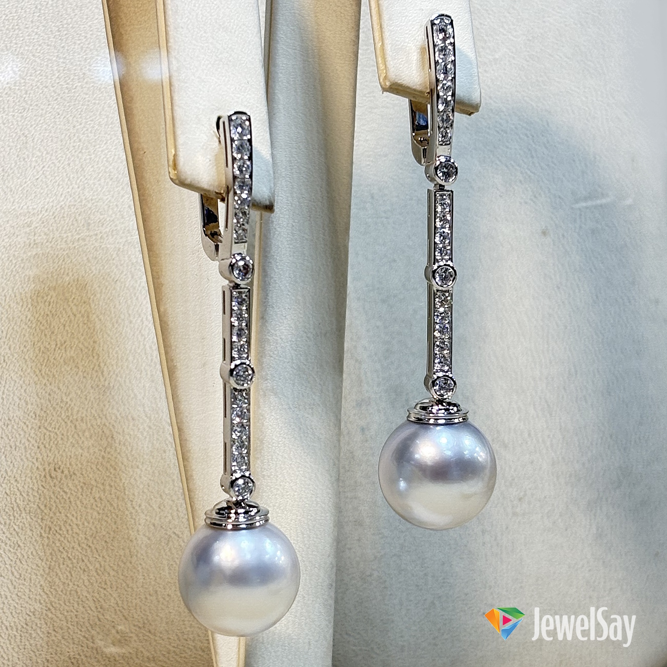 Эксклюзивные серьги из белого золота сочетаются с тёмной одеждой: бархатный зелёный или антрацитовый чёрный наряд великолепно подчёркивают сияние белого золота