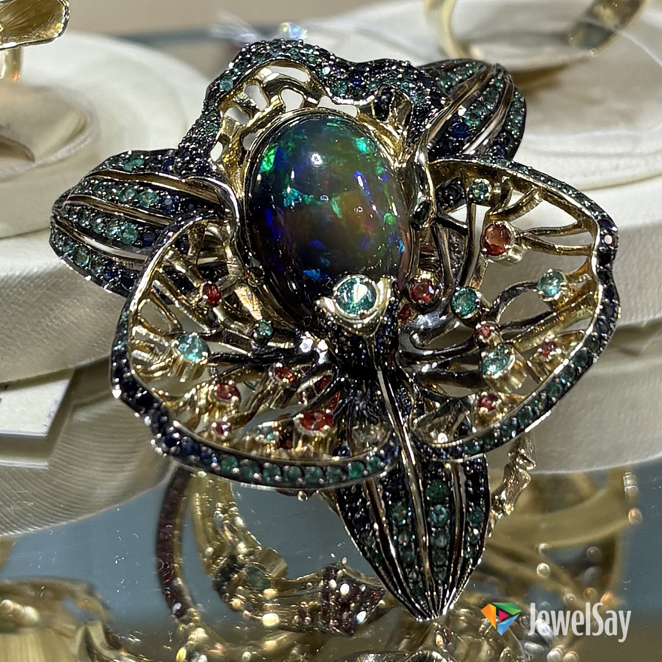 Авторские золотые кольца от JewelSay – всегда удачный подарок для любимой, который вызывает восторг и остаётся в памяти