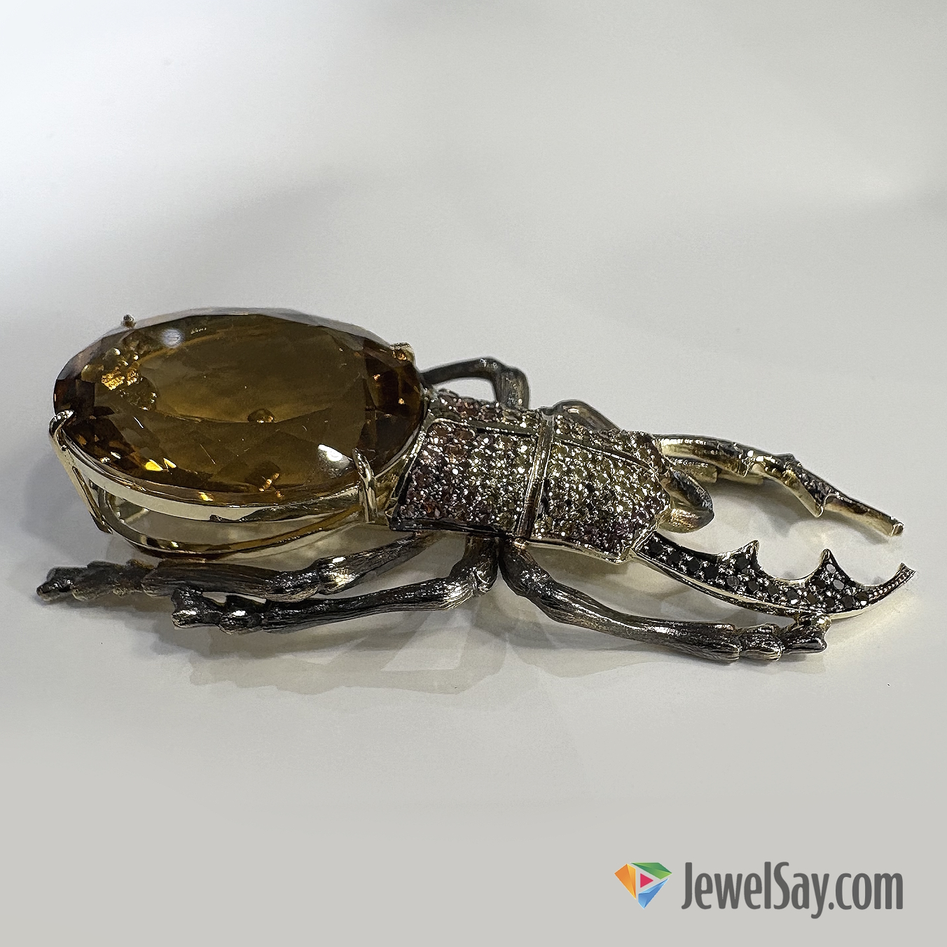 Популярность эксклюзивных брошей из золота обусловлена психологией: обладание авторской вещью, существующей в единственном экземпляре (One-of-a-kind), дарит особое ощущение избранности