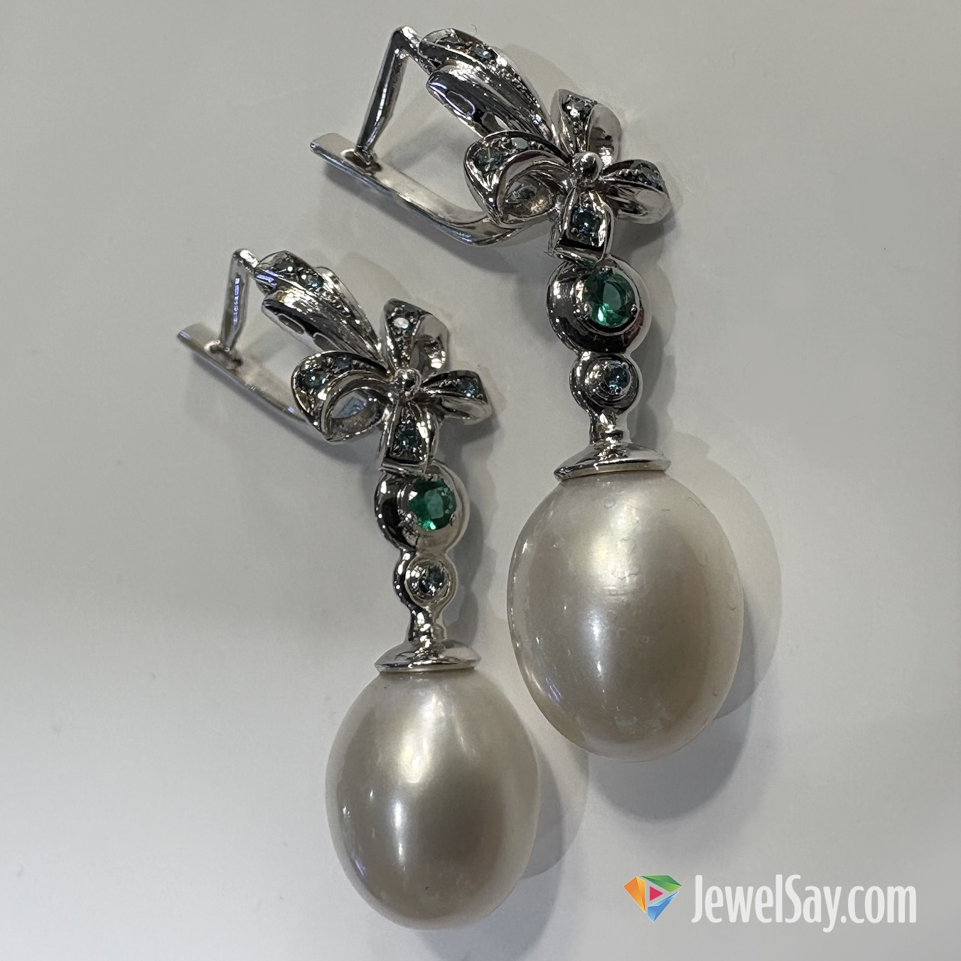 При выборе серег с жемчугом и бриллиантами важно понимать, с каким именно морскими зернами вы имеете дело