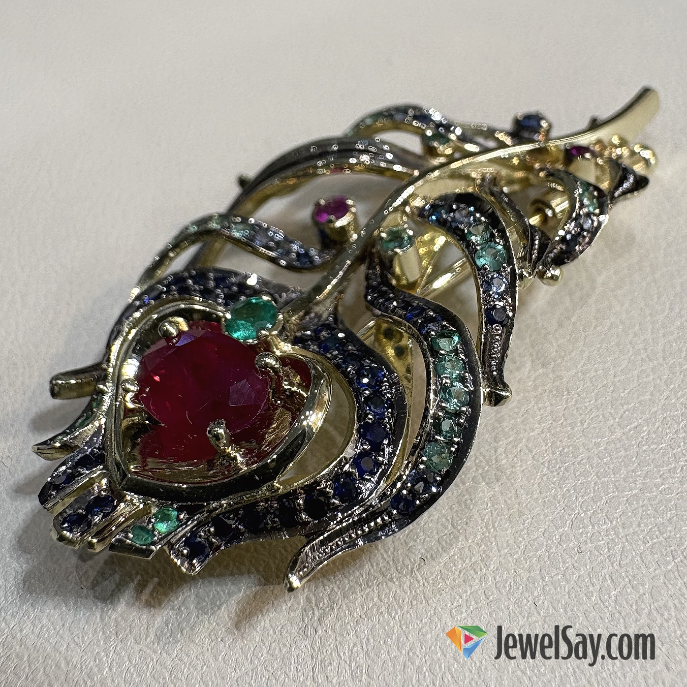 Создание золотых брошей по индивидуальным заказам (custom-made) набирает обороты