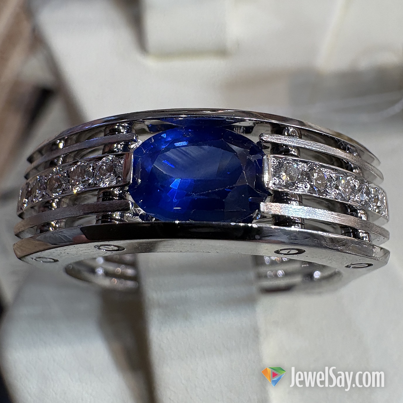 Художники-ювелиры JewelSay имеют огромный опыт изготовления эксклюзивных изделий из золота премиум-класса