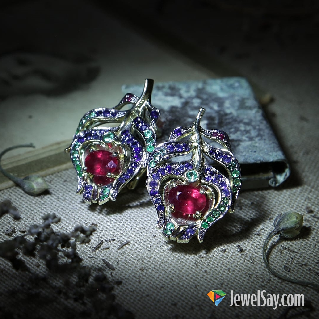 The Renaissance made gold jewelry the embodiment of a new view of the world: man was once again at the center of the universe, and gold became a material that expressed wealth, taste, and the pursuit of beauty The Renaissance made gold jewelry the embodiment of a new view of the world: man was once again at the center of the universe, and gold became a material that expressed wealth, taste, and the pursuit of beauty