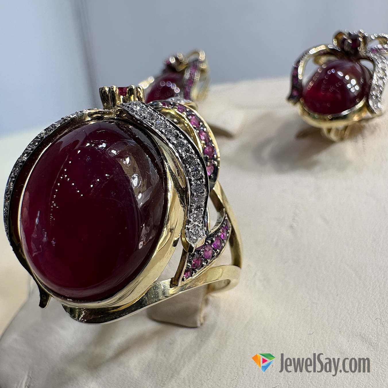 Сегодня каждая женщина должна иметь коктейльное кольцо в шкатулке с драгоценностями Сегодня каждая женщина должна иметь коктейльное кольцо в шкатулке с драгоценностями