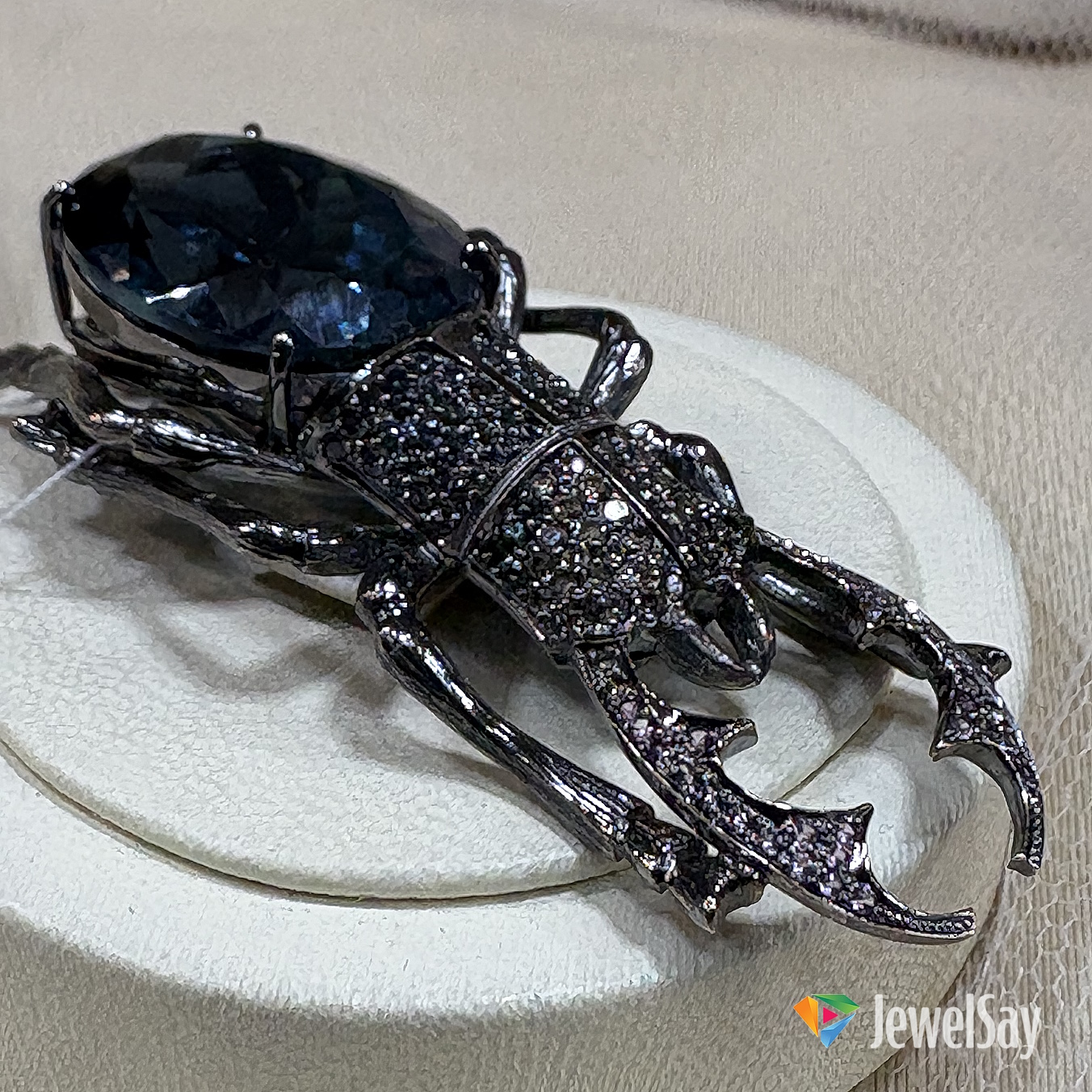 Выставка-продажа JewelSay - это отличная возможность приобрести онлайн уникальные ювелирные украшения, которые созданы с любовью к творчеству и вниманием к мелочам