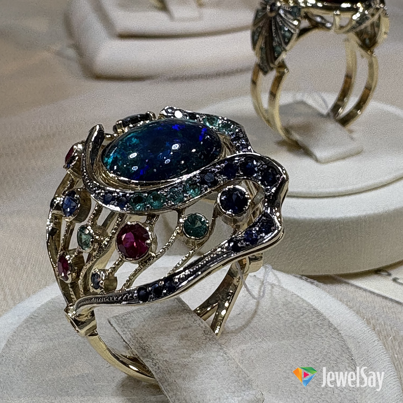 Эксклюзивные кольца очень ценны, а сплавы золота и варианты дизайна при заказе могут существенно различаться