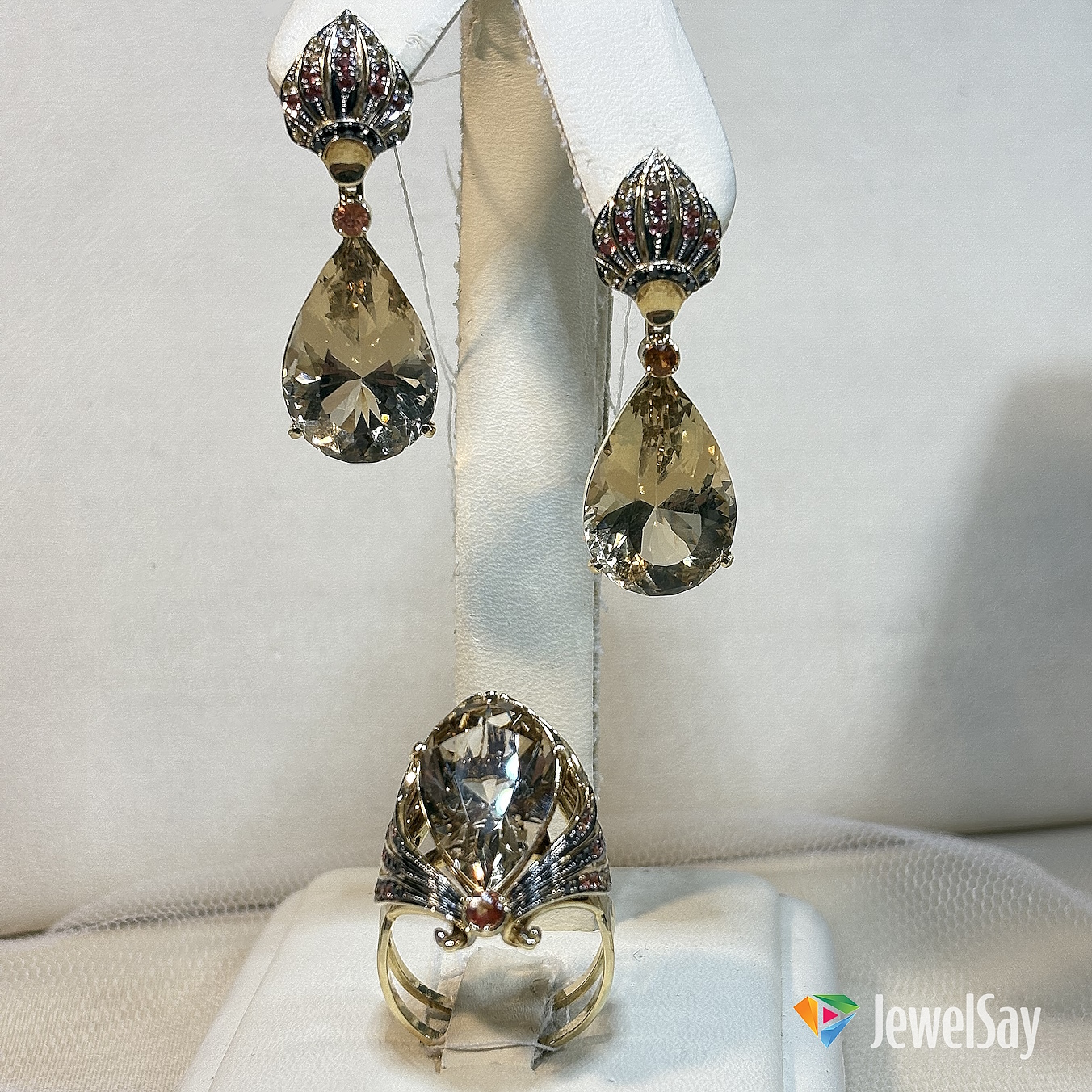 Яркие коктейльные кольца со сверкающими камнями или необычным дизайном подчеркнут праздничное настроение