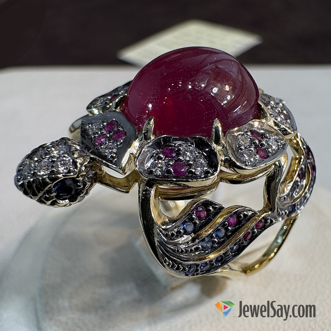 Золотые украшения, шедевры ювелирного искусства и эксклюзивные предметы роскоши продолжают вдохновлять утончённые натуры