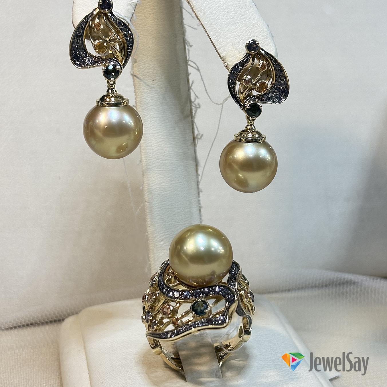 Помимо выбора между тонким и широким золотым кольцом, разнообразие оформления эксклюзивных ювелирных изделий поражает