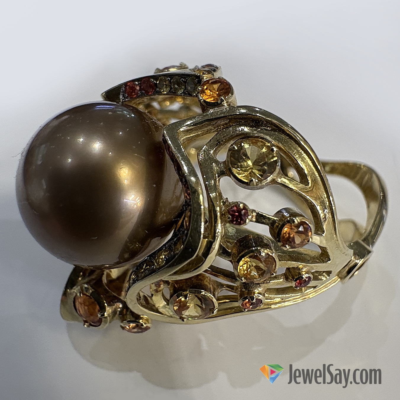 У нас вы можете купить люксовые украшения напрямую у мастера и заказать броши, серьги, перстни и другие изделия по индивидуальному дизайну