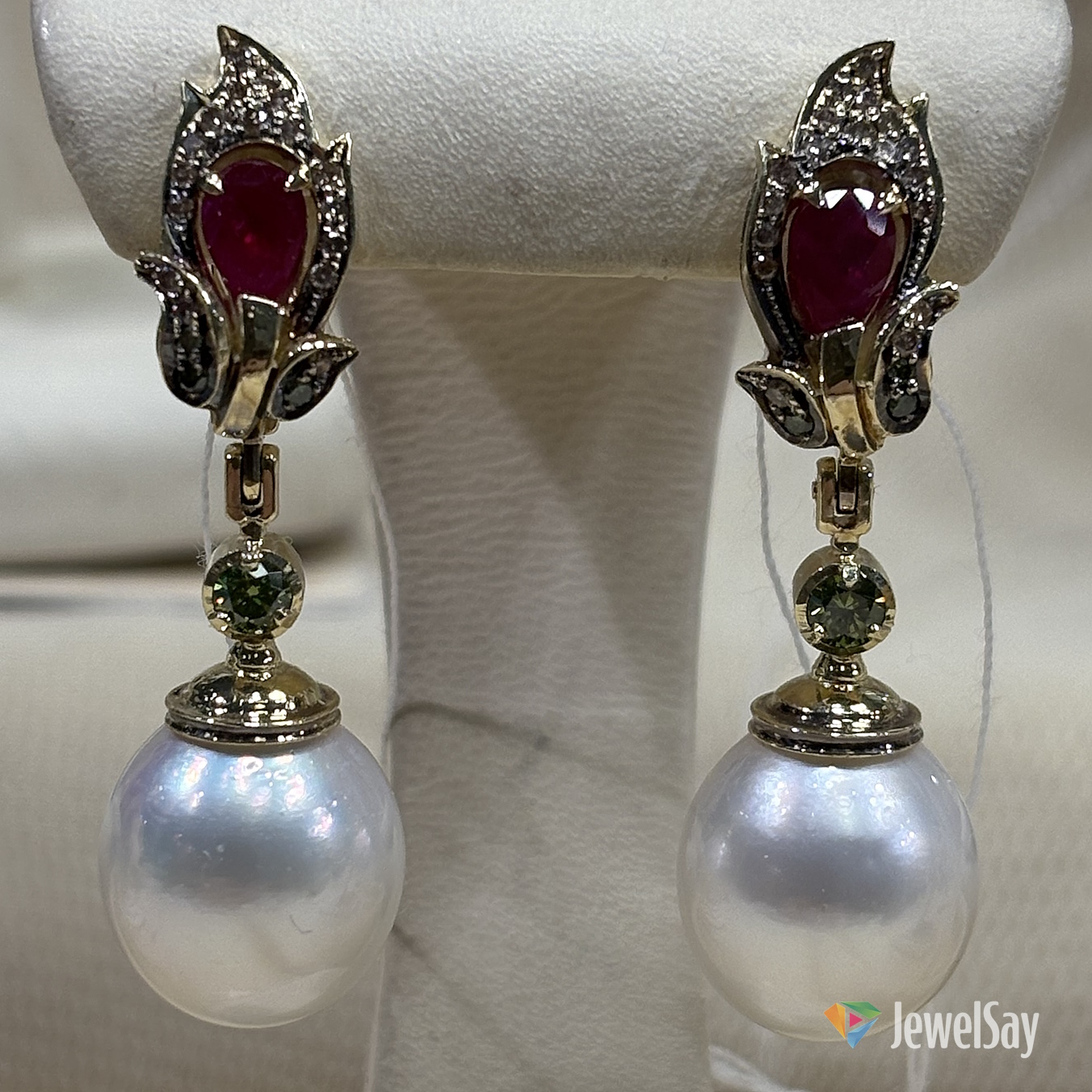 Золотые серьги с жемчугом остаются классикой, которая идеально дополняет как вечерний наряд, так и деловой стиль