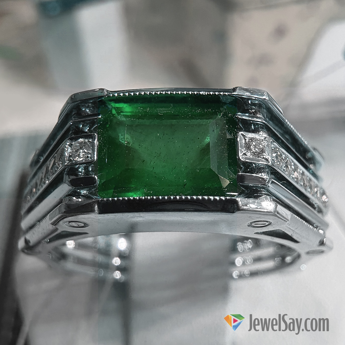 Золотое кольцо с натуральными (природным) изумрудом — уникальное ювелирное украшение