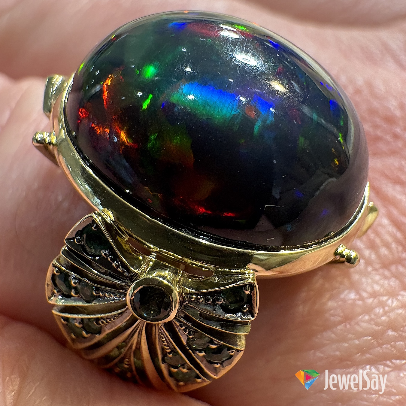 Авторское изготовление золотых колец в JewelSay – это искусство, которое начинается с мечты