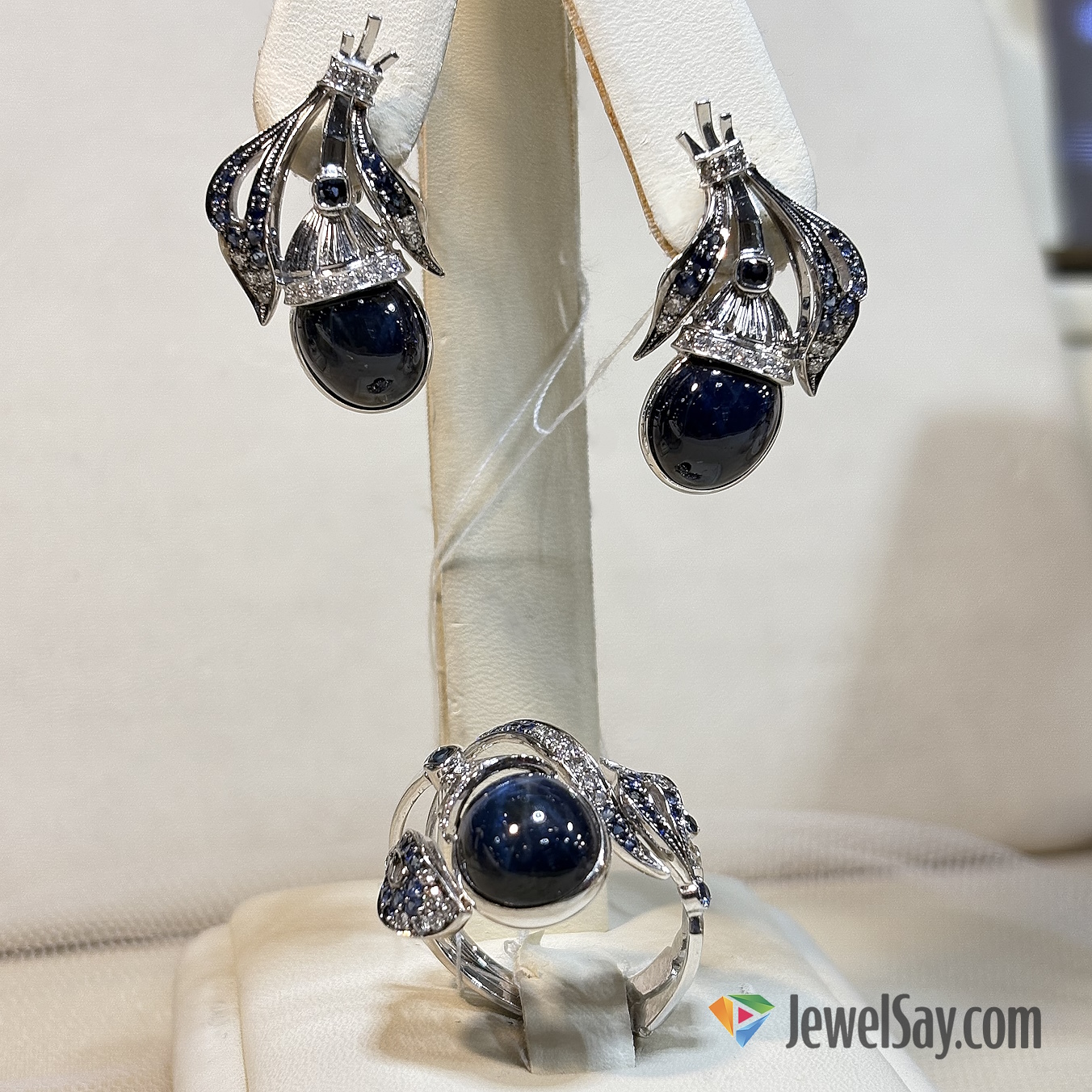 Создание золотых женских серег на заказ у профессиональных ювелиров JewelSay откроет перед вами мир эксклюзивного дизайна и восхитительного мастерства исполнения