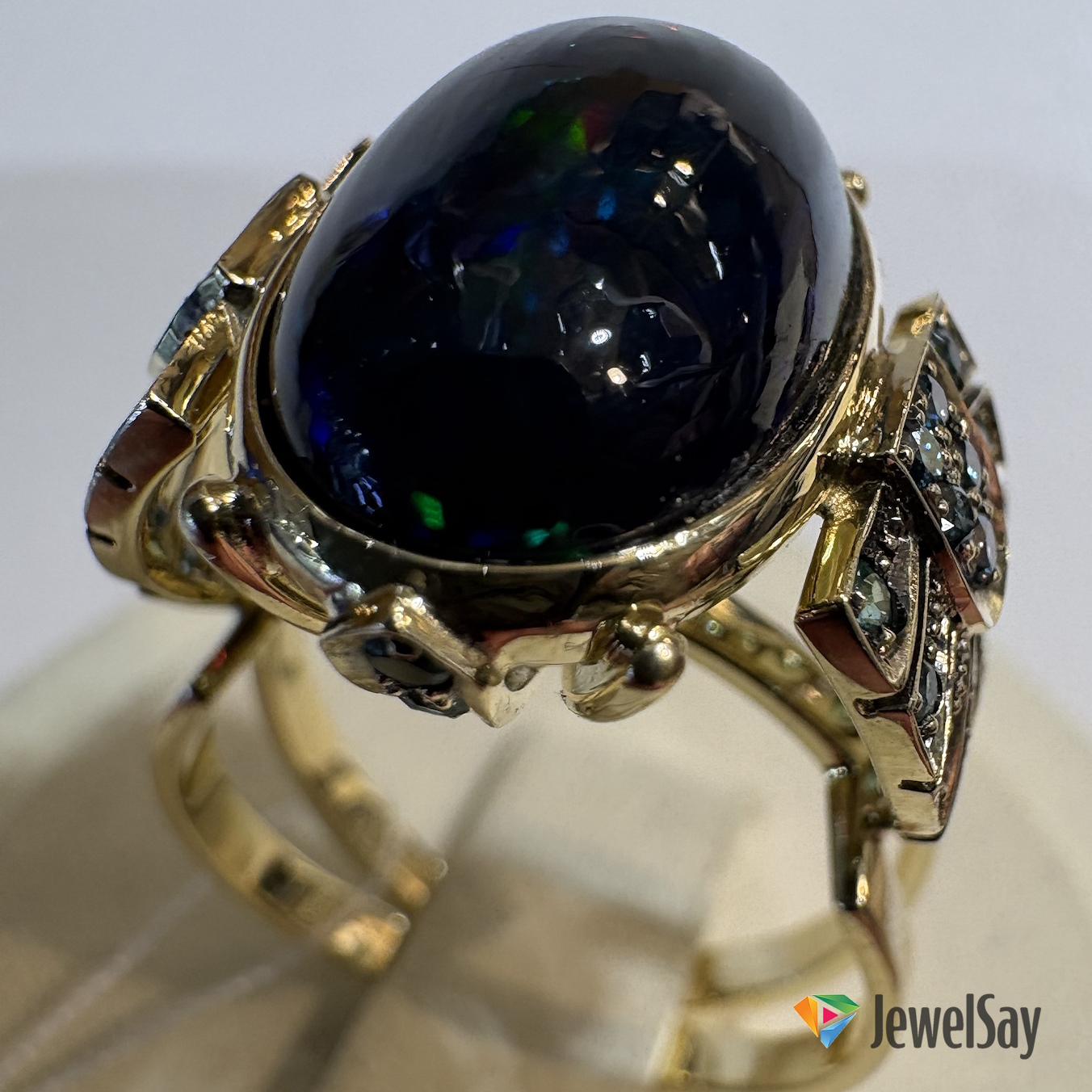 Ассортимент оригинальных золотых украшений выполненных для конкретного заказчика разнообразен и многогранен