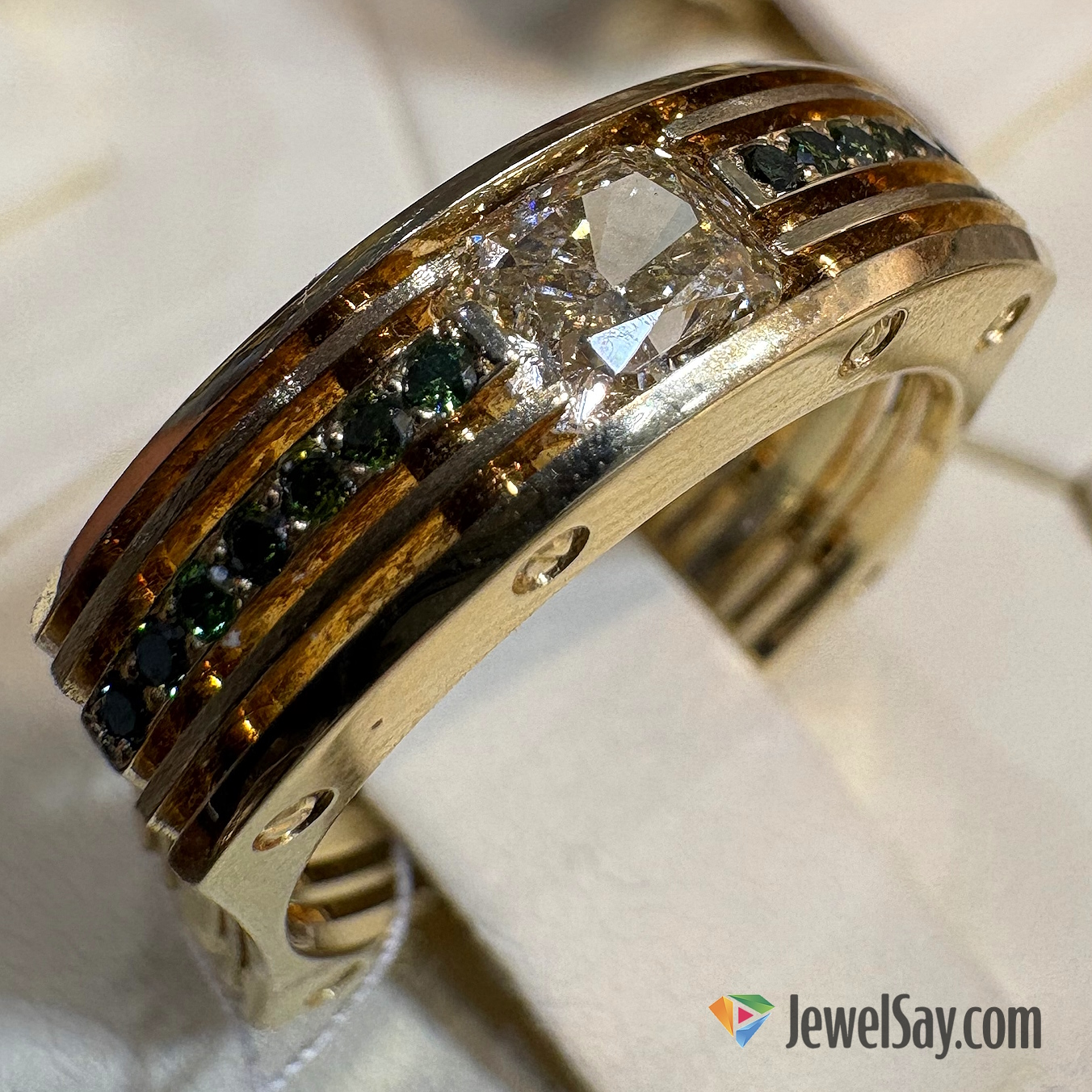 Золотое кольцо с натуральным цитрином от JewelSay — это творение созданное с любовью, в котором солнечный свет становится вашим верным спутником