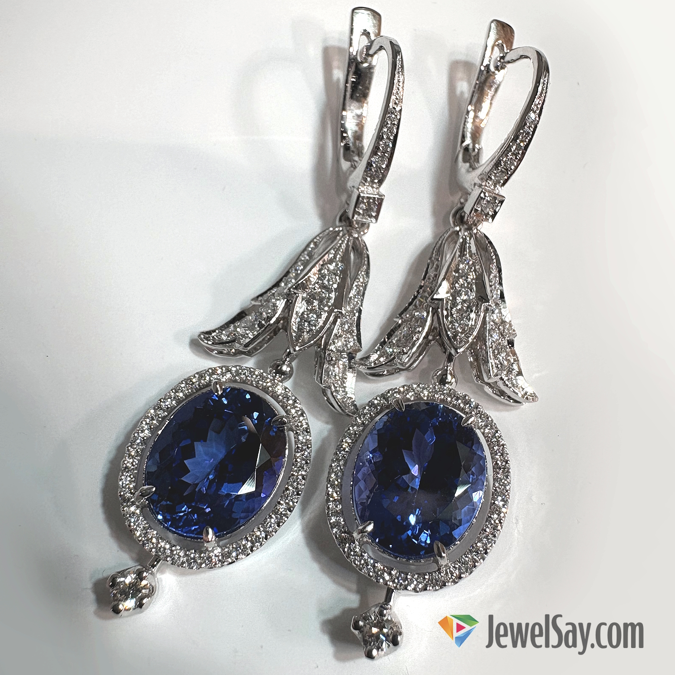 Серьги с сапфирами пользуются популярностью несколько столетий, поскольку они не только помогают создать изысканный и дорогой образ, но и сочетаются с любыми видами одежды Серьги с сапфирами пользуются популярностью несколько столетий, поскольку они не только помогают создать изысканный и дорогой образ, но и сочетаются с любыми видами одежды