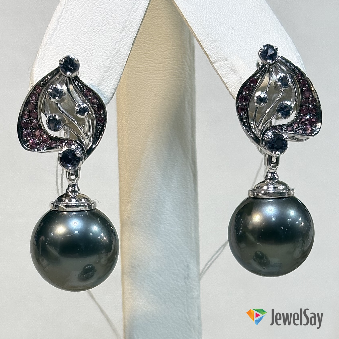 Наши ювелиры могут предложить Вам сделать на заказ уникальные висячие серьги с натуральными бриллиантами, эксклюзивные серьги с разноцветными драгоценными камнями или серьги-водопады