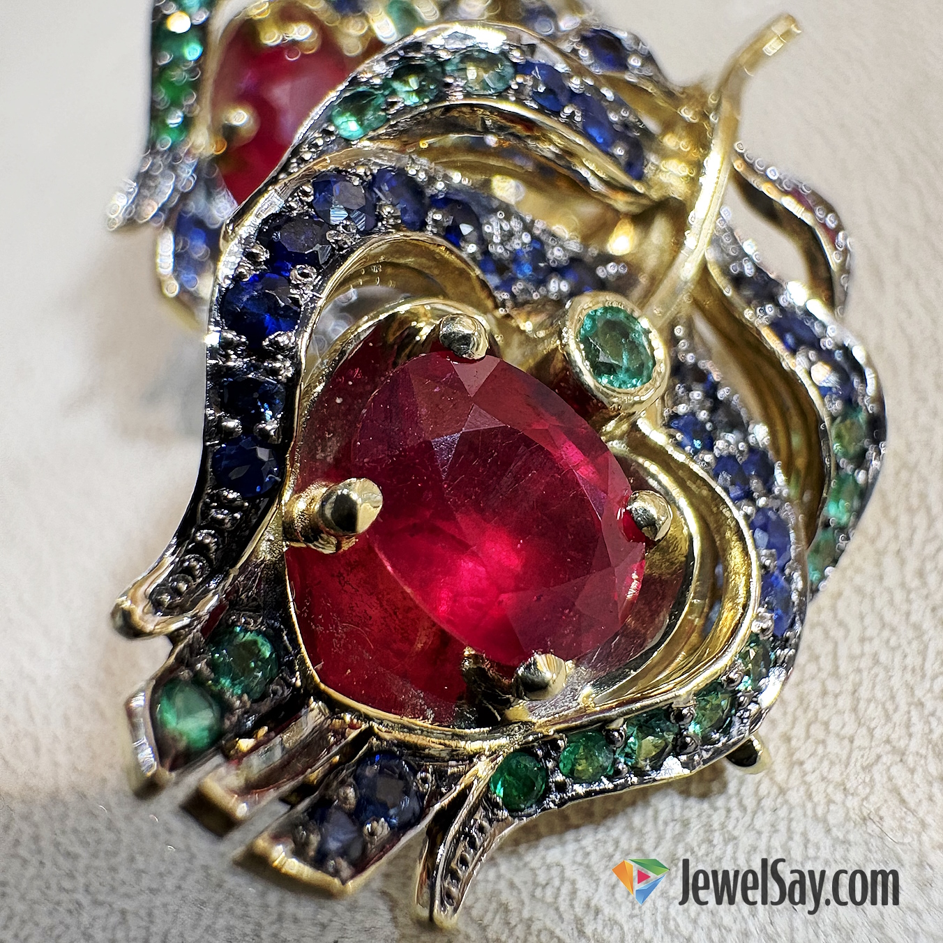 Изготовление ювелирных украшений из золота на заказ — это неторопливое, выверенное искусство, где важна каждая мелочь: изгиб шинки, глубина гравировки, плотность света в камне