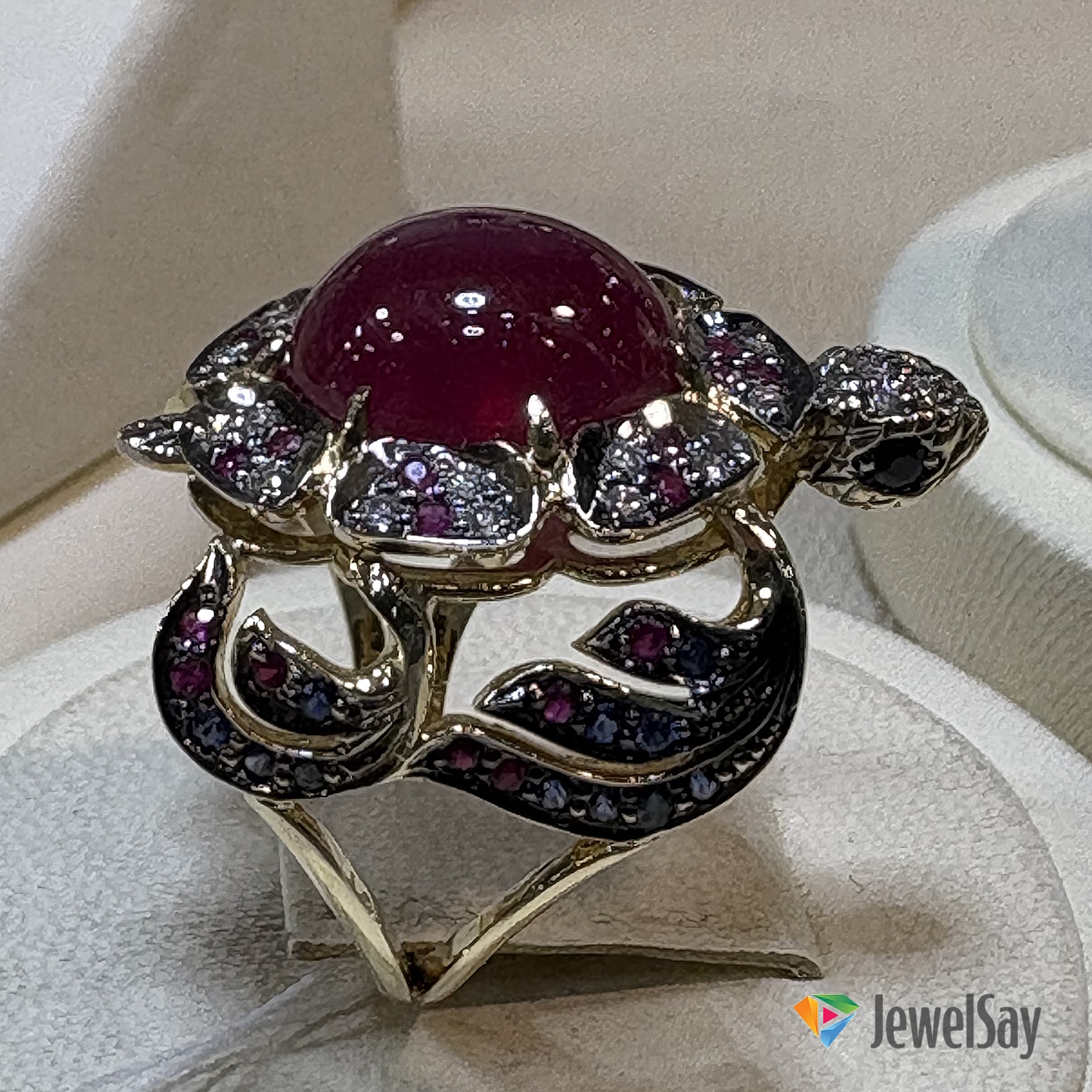 Украшения – это важная часть любого образа, но особым шиком всегда считались золотые кольца, сделанные по индивидуальному заказу